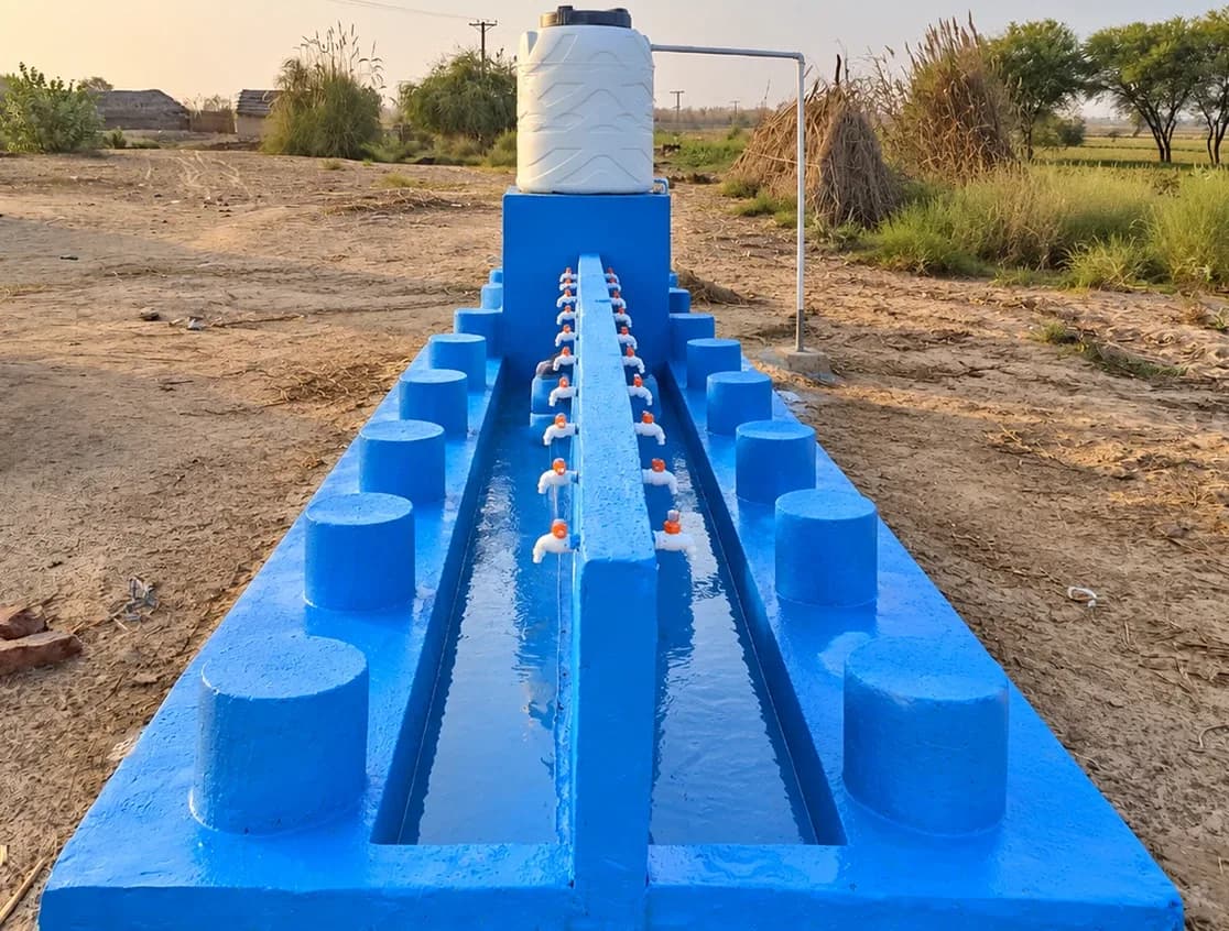Banc d'ablutions avec puits, robinets et citerne au Pakistan