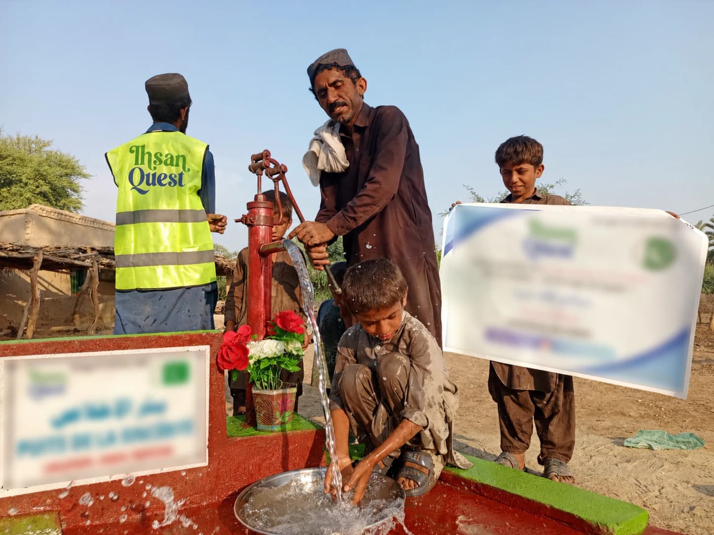 Petit puits à pompe à main au Pakistan